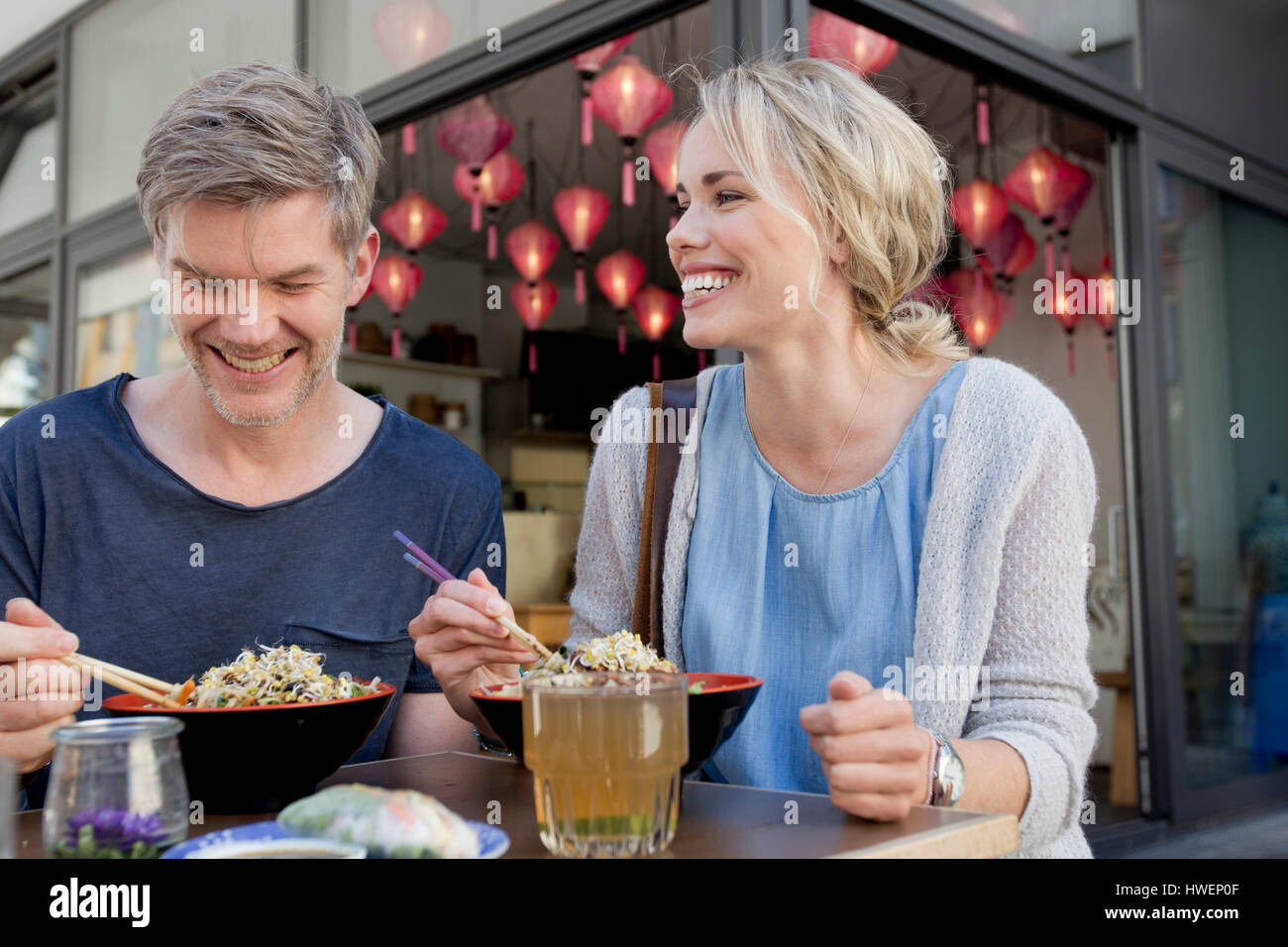 Paar essen Nudeln in Stadt Straßencafé Stockfoto