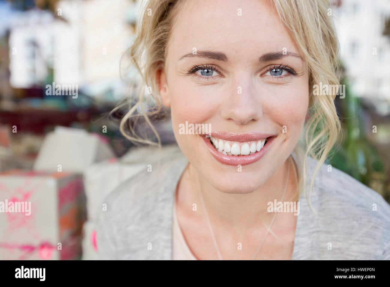 Porträt der schönen Mitte erwachsenen Frau in Stadt Stockfoto