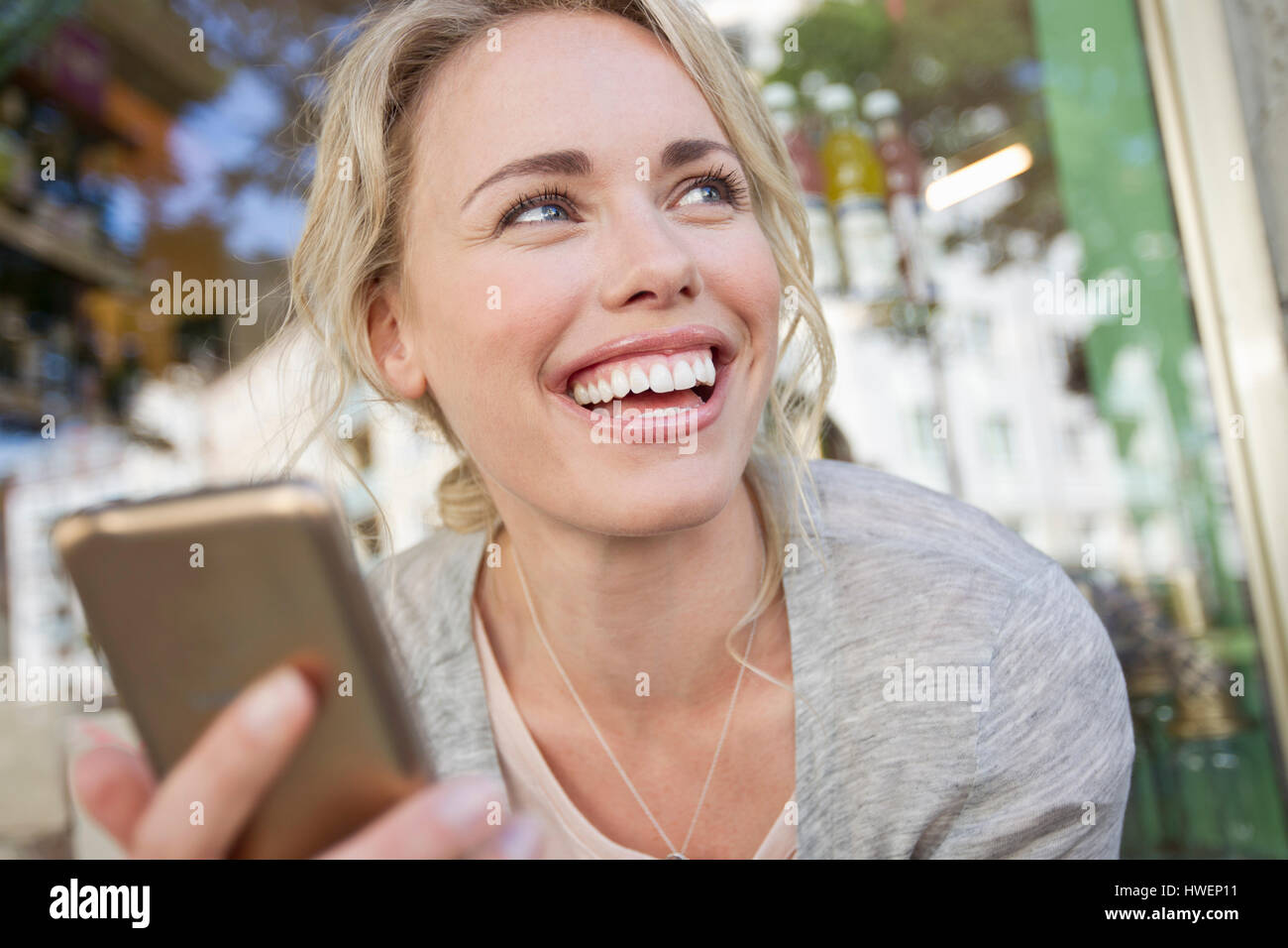 Mitte Erwachsene Frau mit Smartphone in Stadt Straßencafé Stockfoto