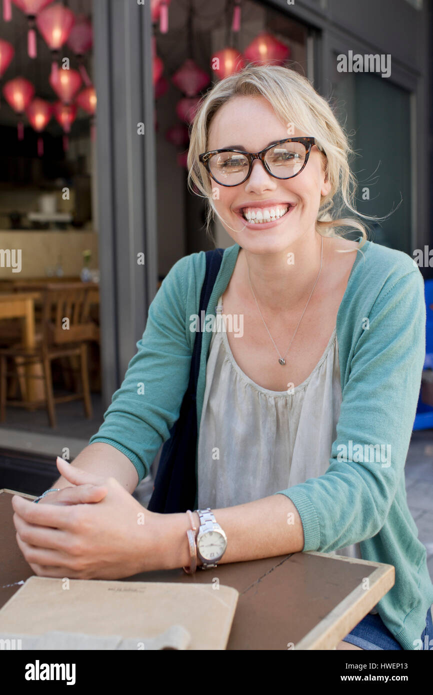 Porträt von Mitte Erwachsene Frau in Stadt Straßencafé Stockfoto
