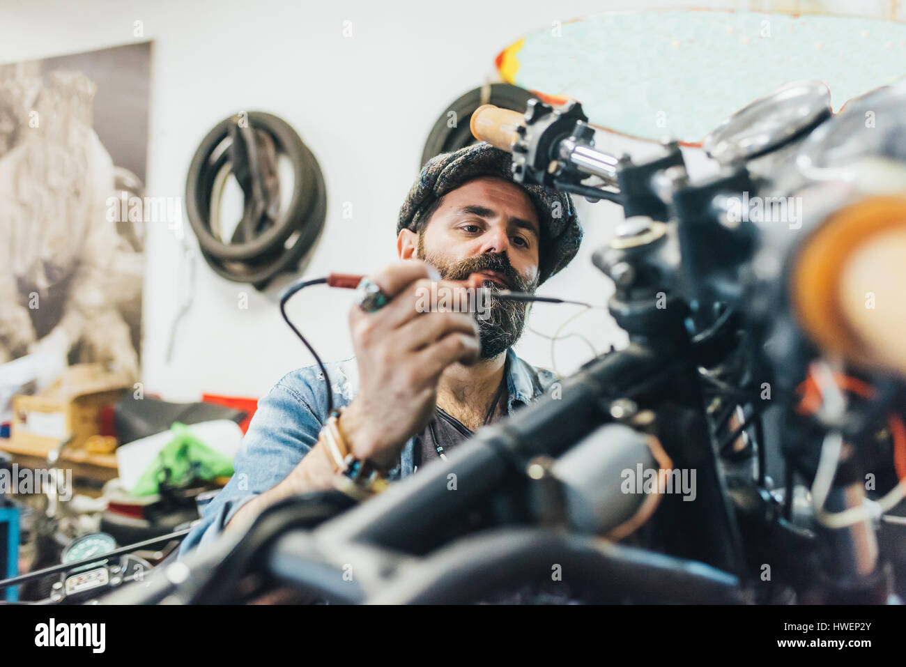 Reifer Mann, arbeiten am Motorrad in garage Stockfoto