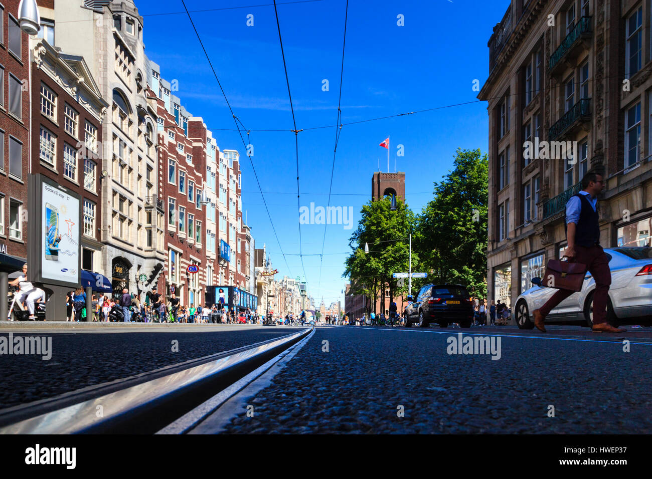 Blick entlang Damrak, Blick nach Norden in Richtung Amsterdam Centraal Bahnhof Stockfoto