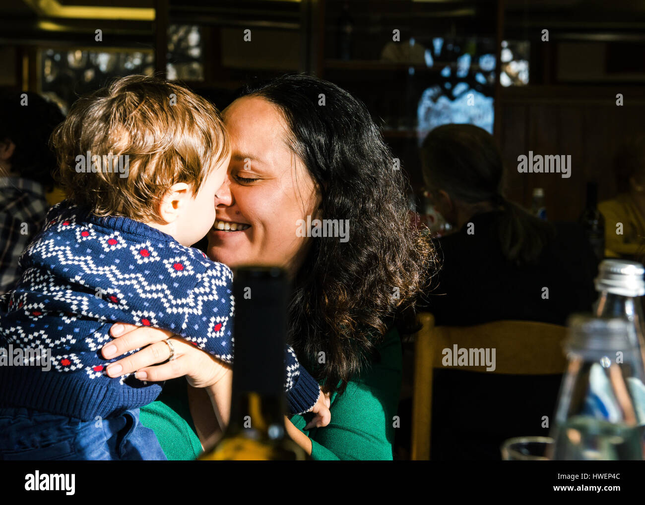 Reife Frau mit Baby Sohn im café Stockfoto