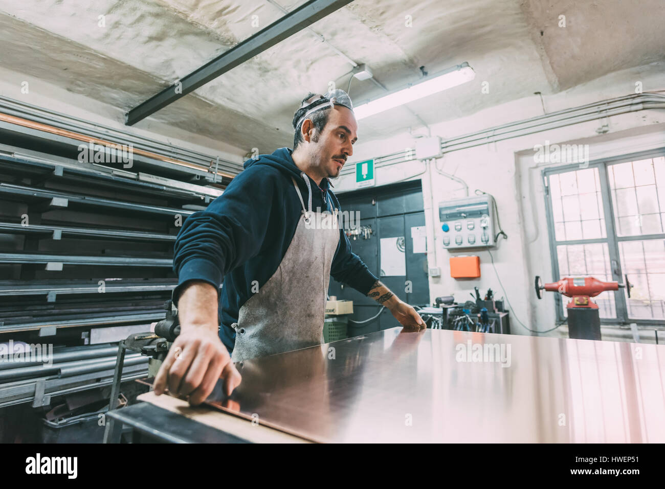 Schlosser heben Blatt Kupfer Schmiede Workshop Stockfoto