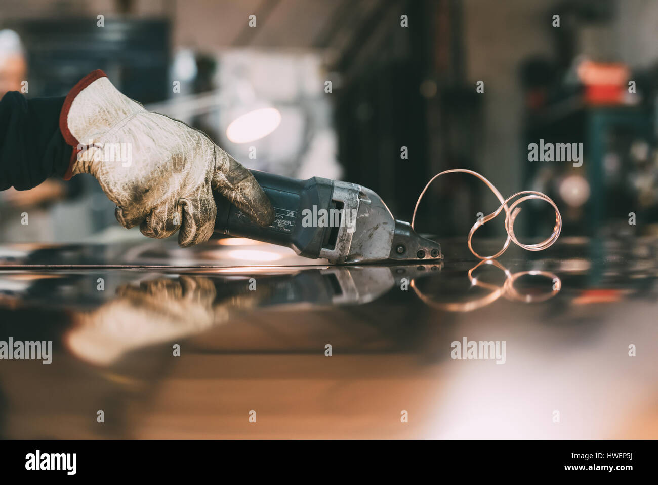 Händen der Metallarbeiter Fugenhobeln Blatt Kupfer am schmieden Werkbank Stockfoto