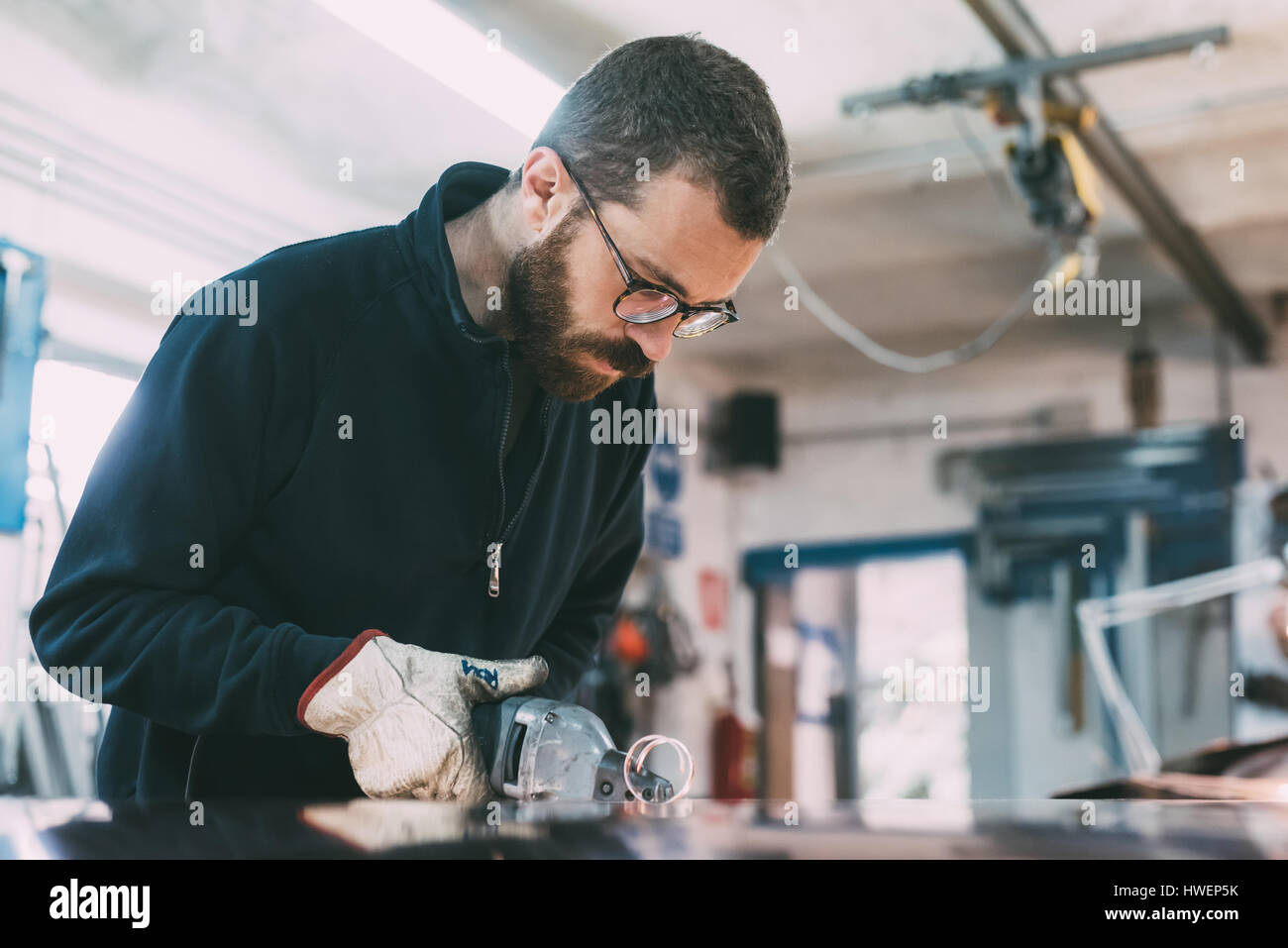 Schlosser, Fugenhobeln Blatt Kupfer an Schmiede Werkbank Stockfoto