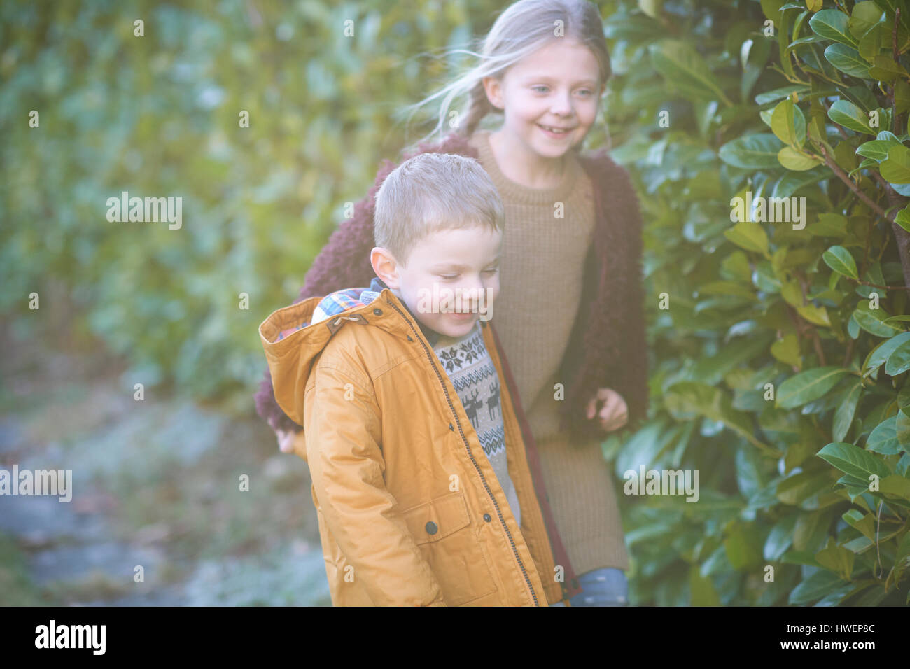 Geschwister gehen im Garten Stockfoto