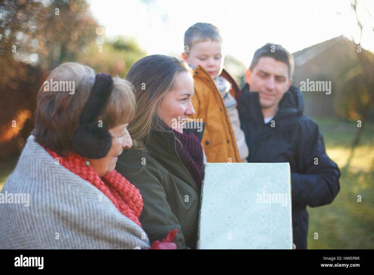 Familie bei der Geburtstagsfeier im Garten Stockfoto