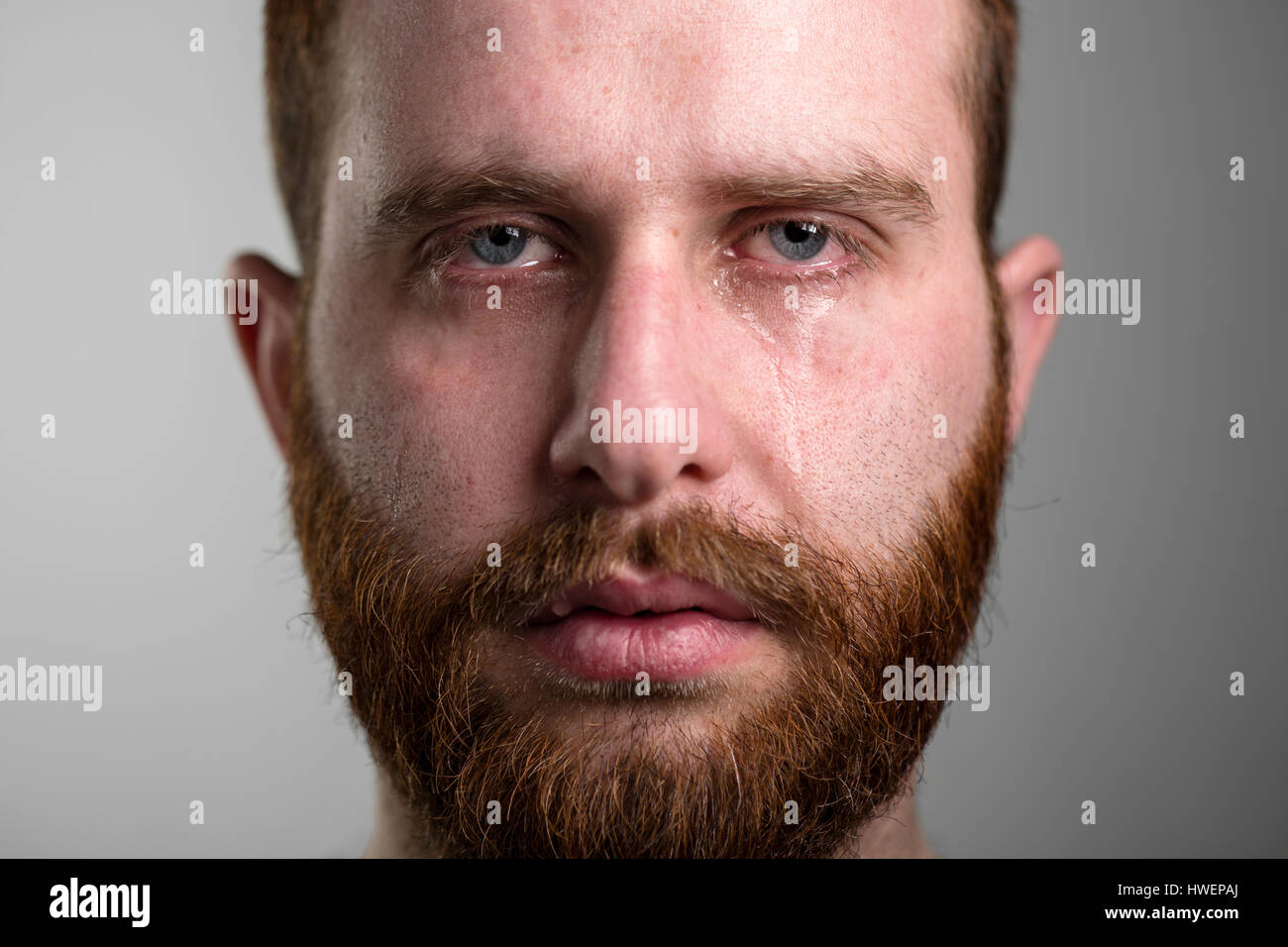 Nahaufnahme von einem schreienden Mann mit roten Bart Stockfoto