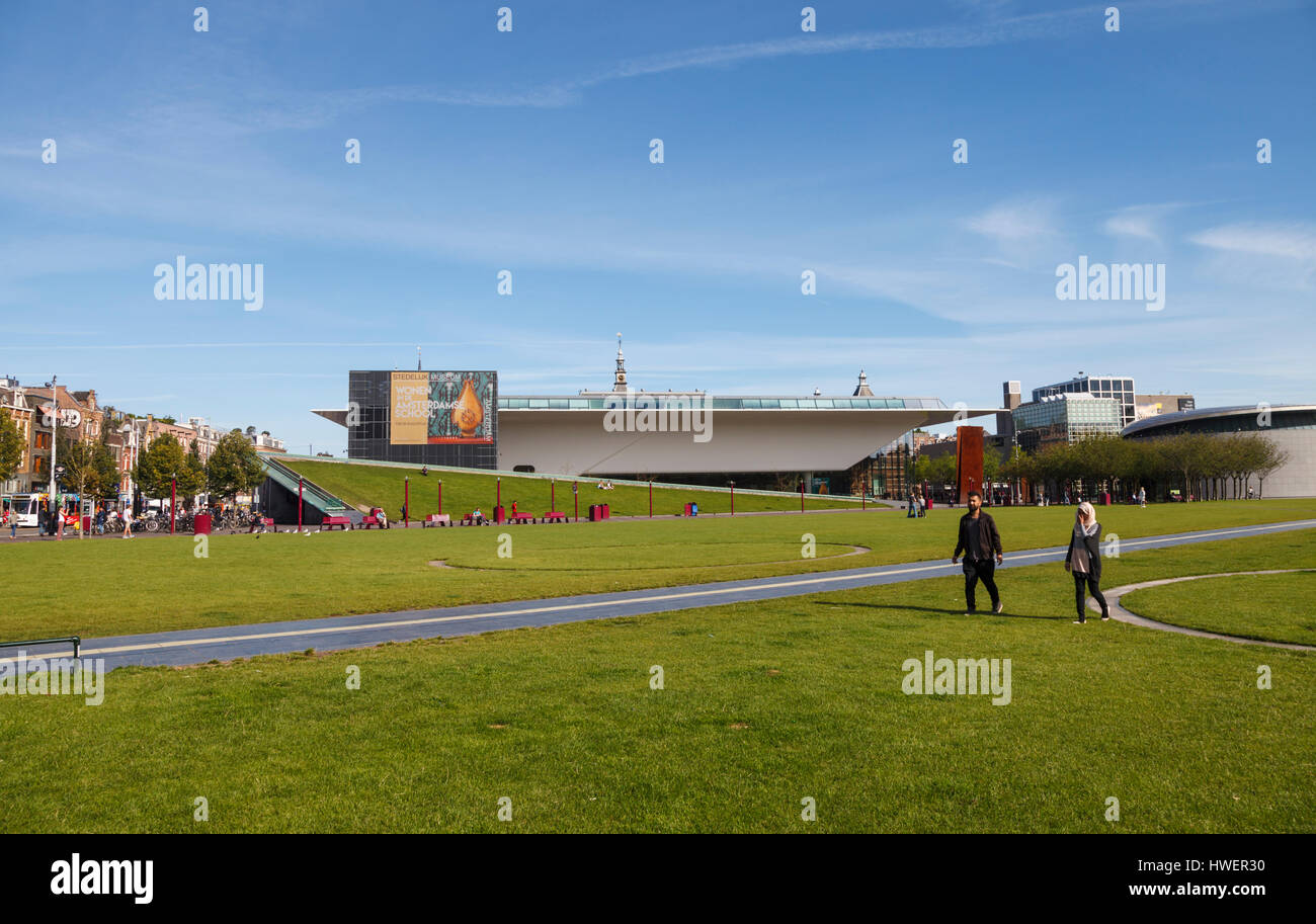 Blick über den Museumplein Richtung Benthem Crouwel Tragfläche des Stedelijk Museum, Amsterdam Stockfoto