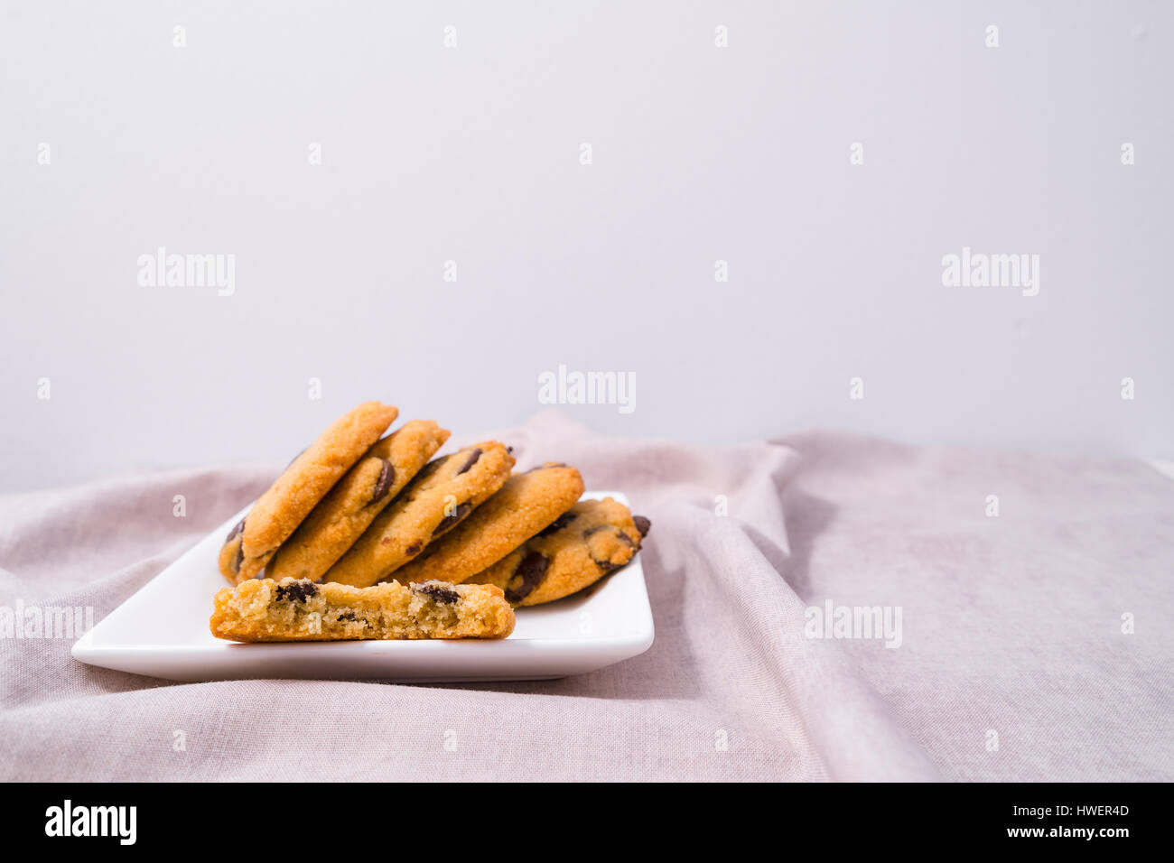 Glutenfrei ohne Milchprodukte Chocolate Chip Cookies, weißer Hintergrund Stockfoto