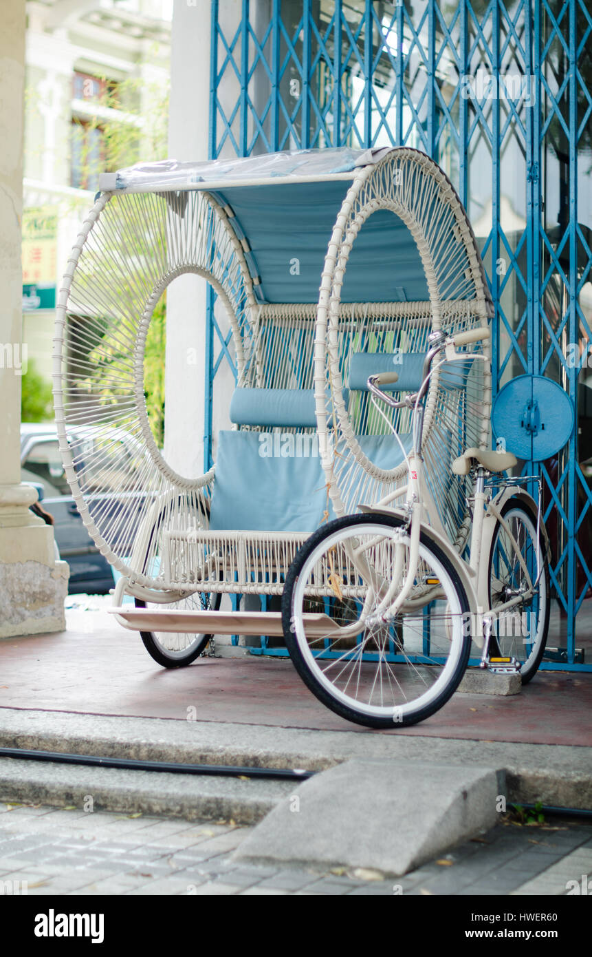 Vintage Trishaw Haltestelle neben Straße für Dienst-Reisenden Stockfoto