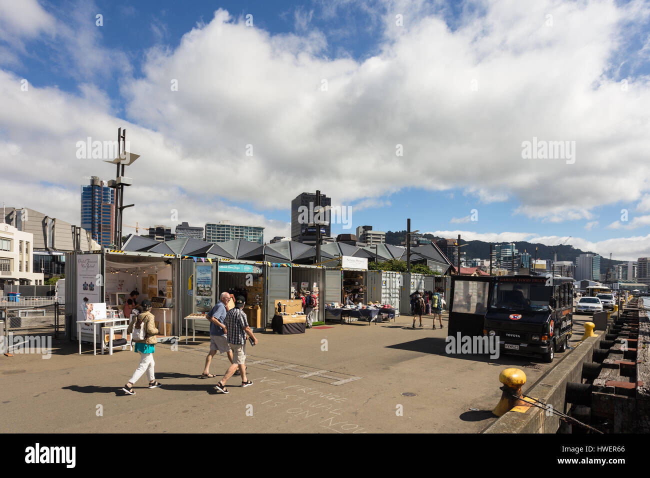 WELLINGTON, Neuseeland - 2. März 2017: Jungen Männer wandern Aound Straßenmarkt in der Wellington Waterfront promenade an einem sonnigen Sommertag. Stockfoto