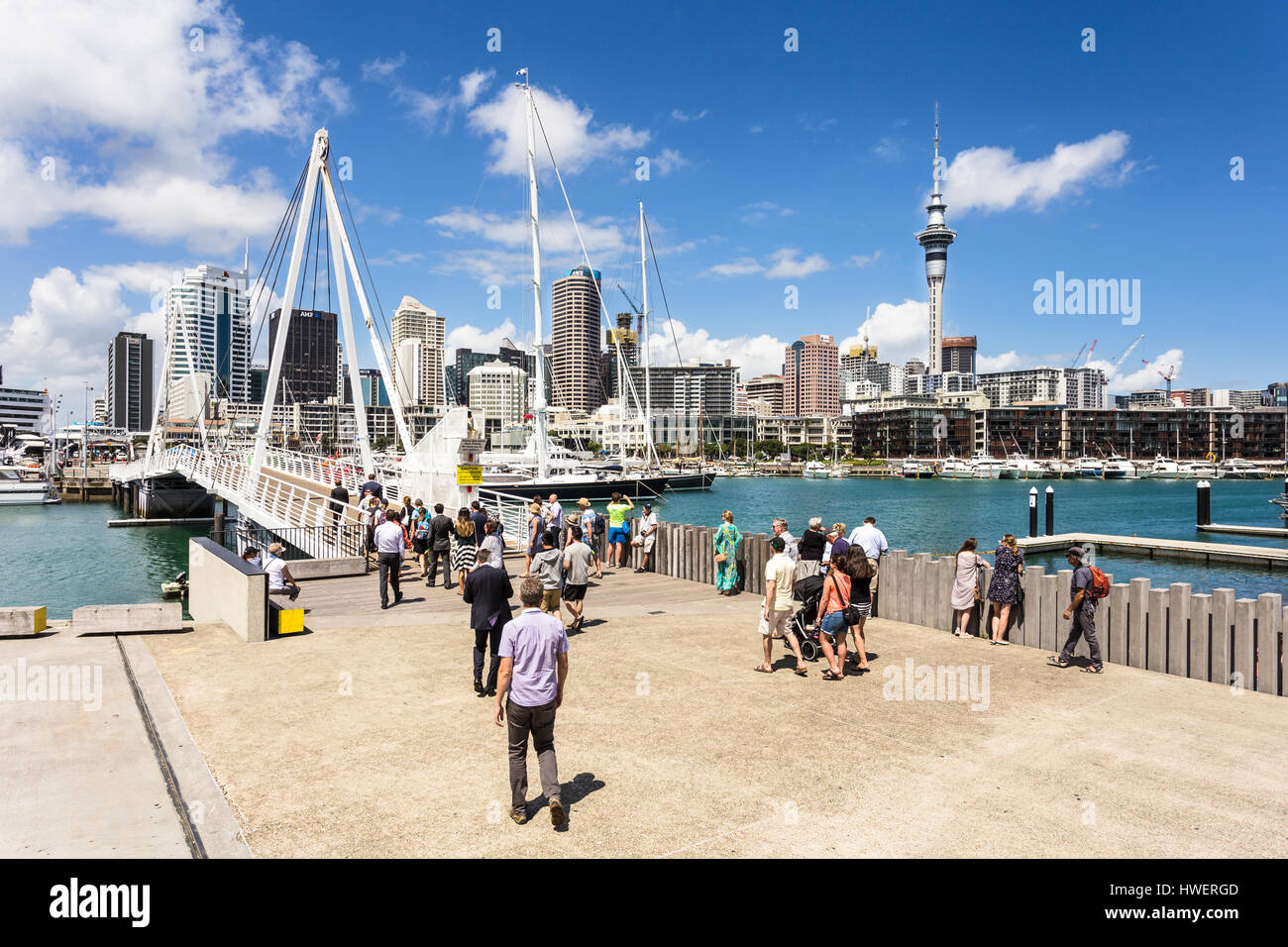 AUCKLAND, Neuseeland - 1. März 2017: Menschen überqueren die Brücke verbindet den Wynyard Bezirk zum Viadukt Hafen in Auckland, Neuseeland größten Stockfoto