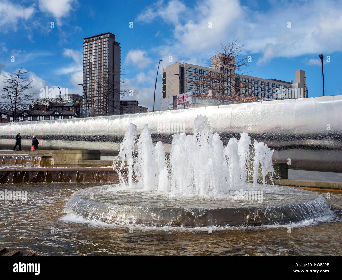Brunnen und Schneide Skulptur in Garbe Platz mit hallam Universität hinter Sheffield South Yorkshire England Stockfoto