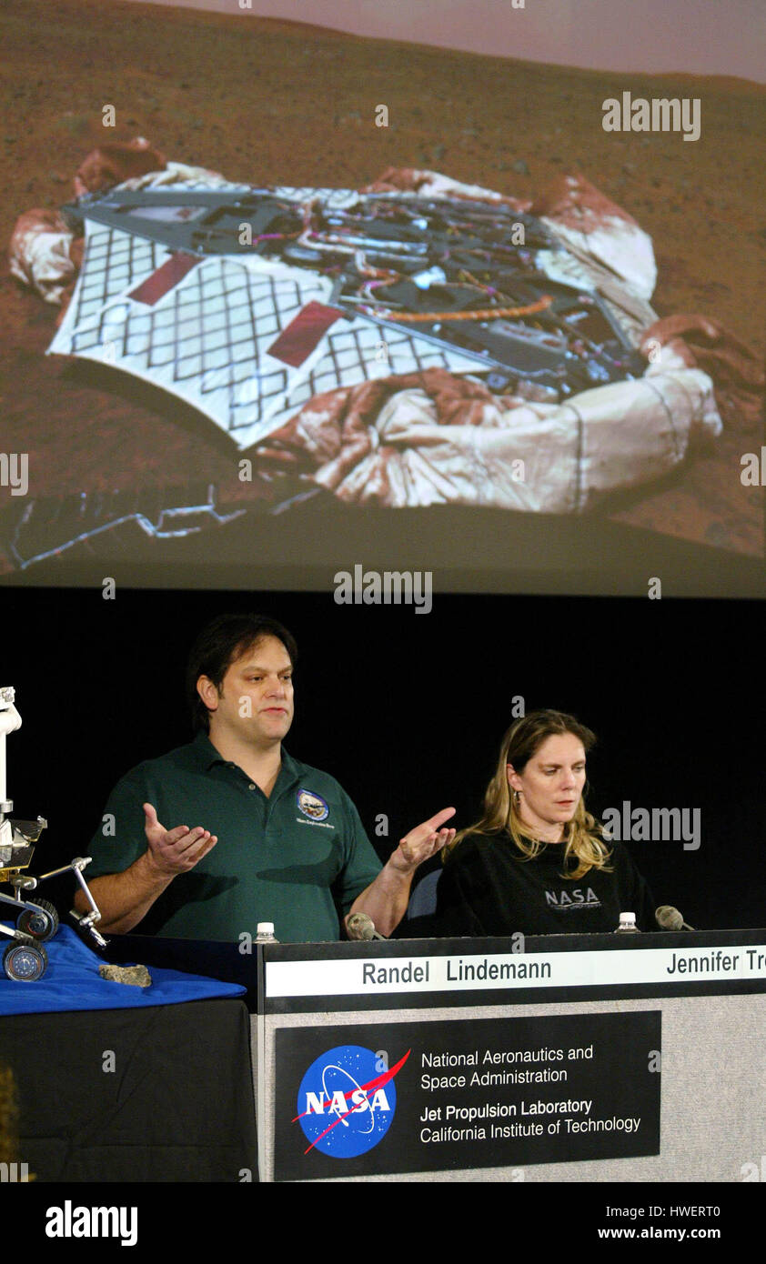 Randel Lindemann, (L) Ingenieur beim Jet Propulsion Laboratory, und Jennifer Trosper, Missionsmanagerin für den Mars Rover Spirit, sprechen am Mittwoch, 21. Januar 2004, im Jet Propulsion Laboratory in Pasadena, Kalifornien, über das neueste vom Mars übertragene Bild. Das Bild des Landers auf der Marsoberfläche ist in der Überkopfprojektion zu sehen. Foto von Francis Specker Stockfoto