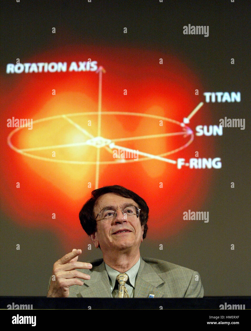 Stamatios Krimigis, Principal Investigator, Magnetospheric Imaging Instrument an der Johns Hopkins University, beschreibt ein Diagramm der Saturnringe, die die Raumsonde Cassini, während einer Pressekonferenz am Jet Propulsion Laboratory in Pasadena, Kalifornien am Donnerstag, 01, Juli 2004 erforscht. Die Raumsonde-Projekt ist eine Kooperation von NASA, ESA und der italienischen Raumfahrtagentur. Foto von Francis Specker Stockfoto