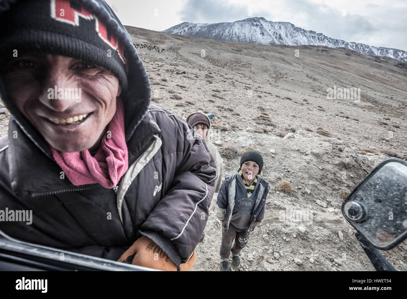 Tadschikistan, Mann mit zwei jungen lächelnd durch Autofenster. Stockfoto