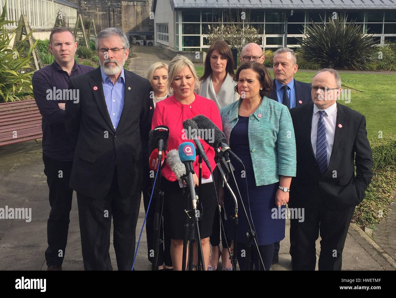 (Vordere Reihe von links nach rechts) Sinn Féin Gerry Adams, Michelle O'Neill und Mary Lou McDonald sprechen Sie mit den Medien umgeben von Parteikollegen in Stormont Castle in Belfast. Stockfoto