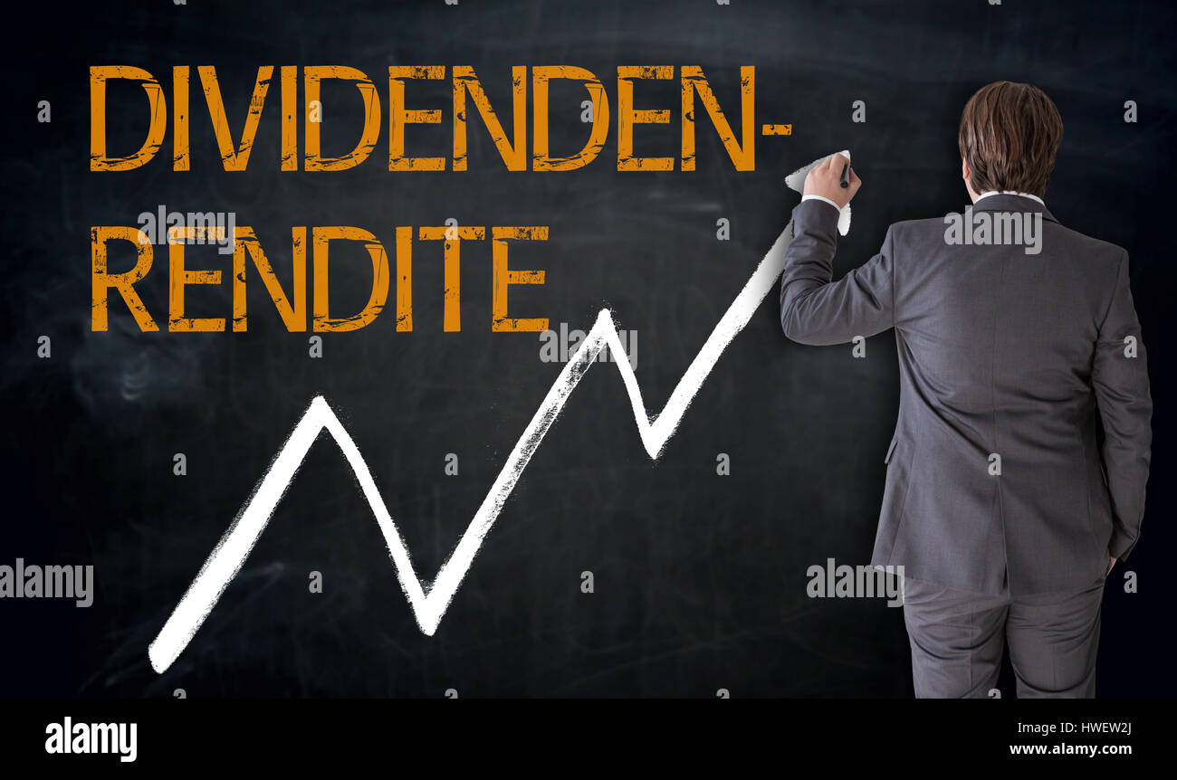 Geschäftsmann schreibt Dividende Dividendenrendite (in deutscher Sprache) auf Tafel Konzept. Stockfoto