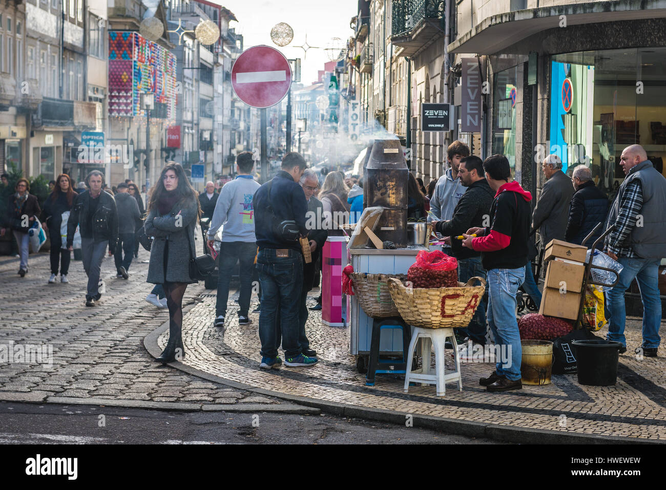 Stehen Sie mit gerösteten Kastanien zum Verkauf in Santo Ildefonso Bezirk von Porto Stadt auf der iberischen Halbinsel, zweitgrößte Stadt in Portugal Stockfoto