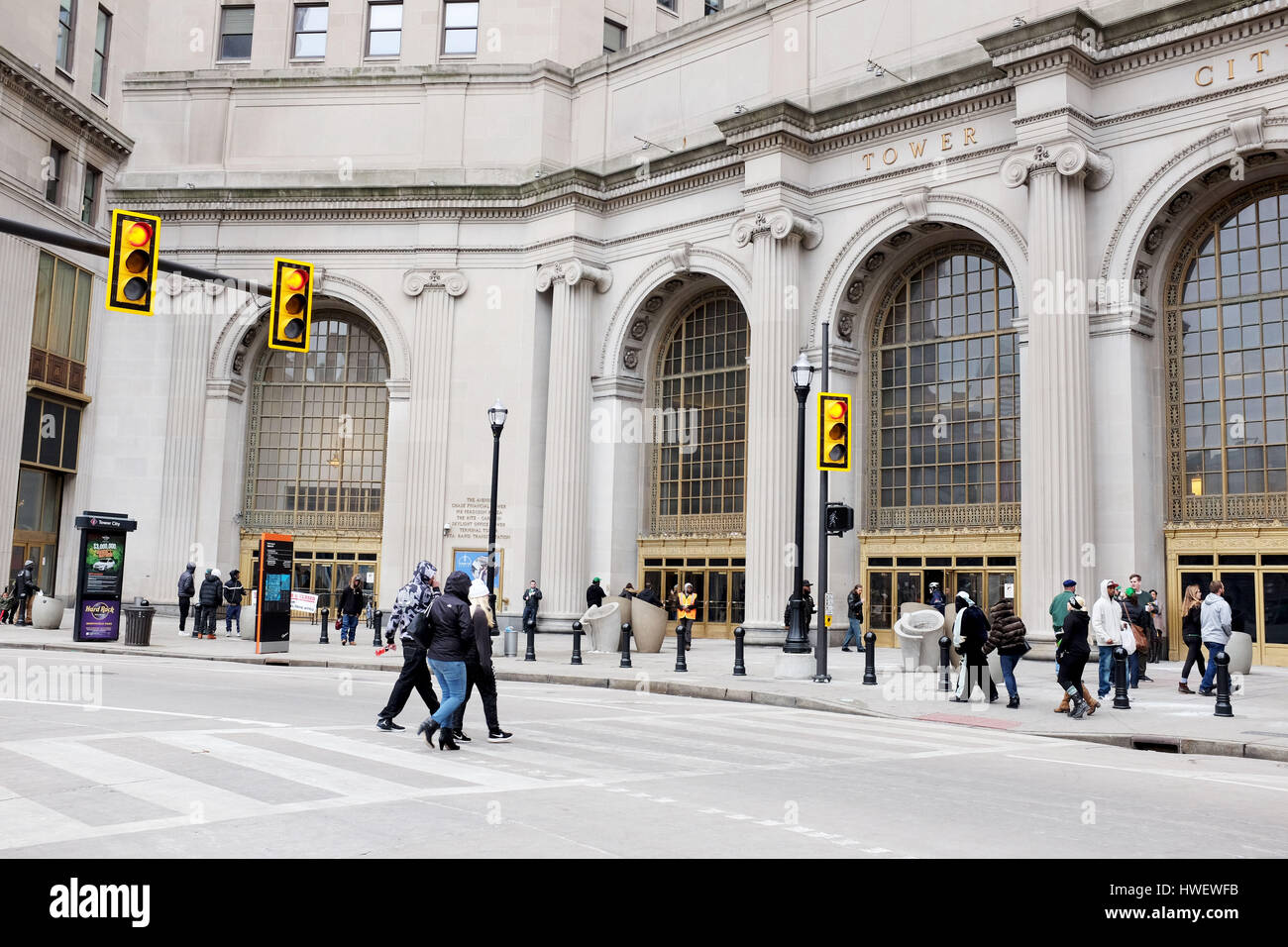 Fußgänger überqueren den Public Square in Cleveland, Ohio, USA vor dem Wahrzeichen Tower City Center, einem Wahrzeichen der Stadt. Stockfoto