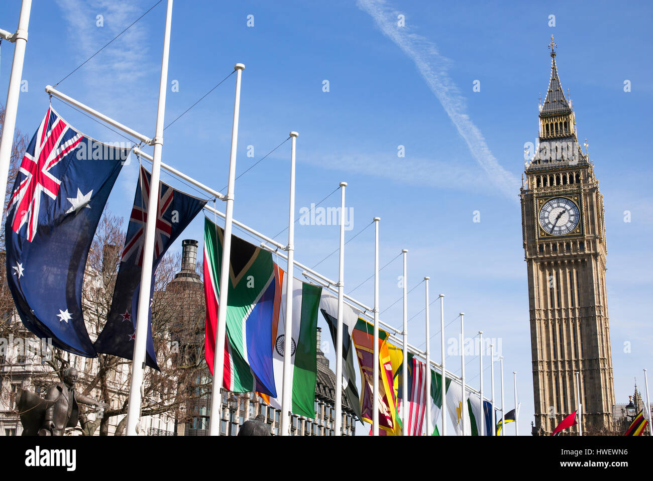 Commonwealth-Fahnen vor Parliament Square, Big Ben, Westminster, London, UK Stockfoto