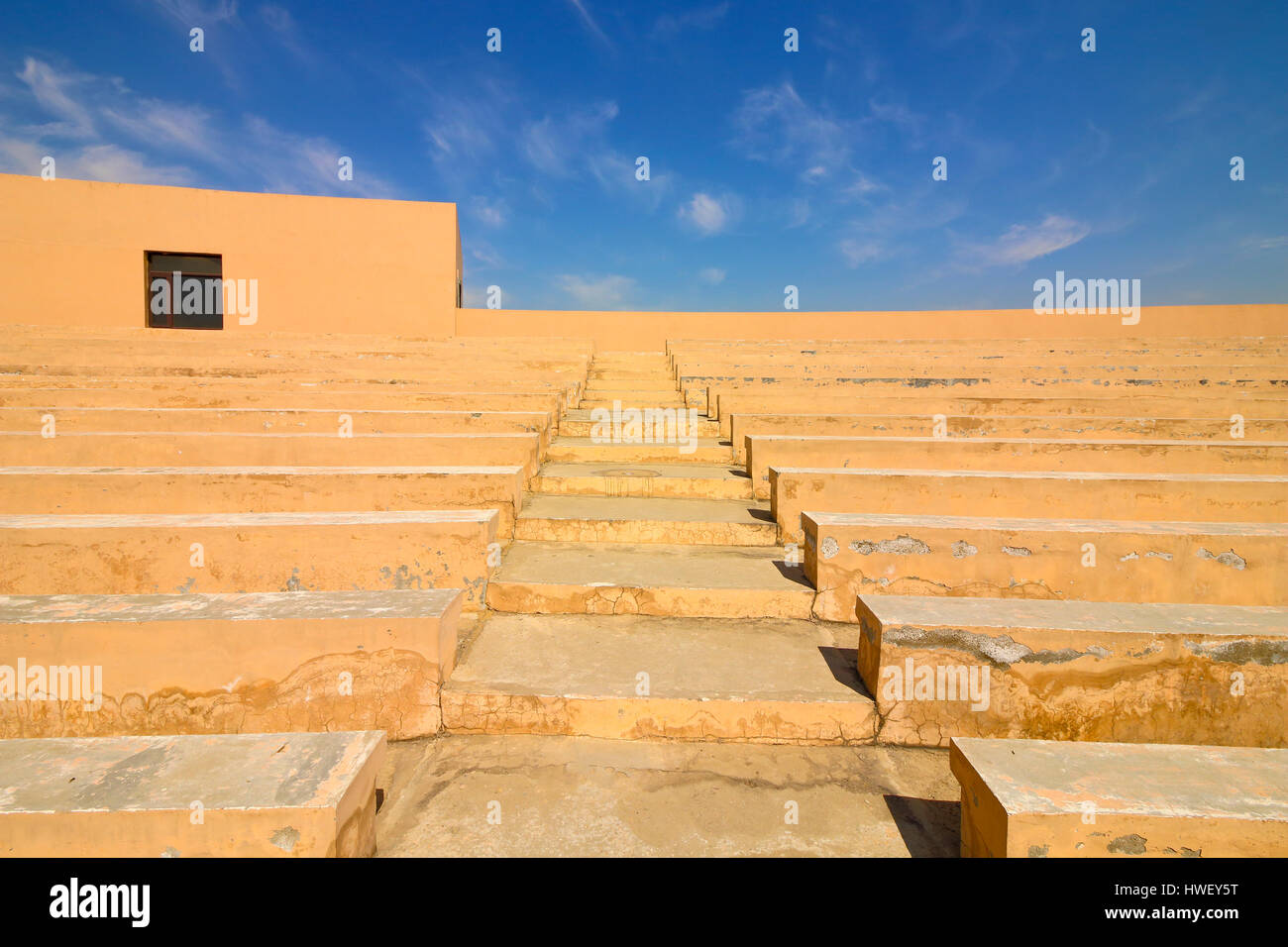 Architektonischen Hintergrund rosa verputzt konkrete Terrasse Schritte unter blauem Himmel. Stockfoto