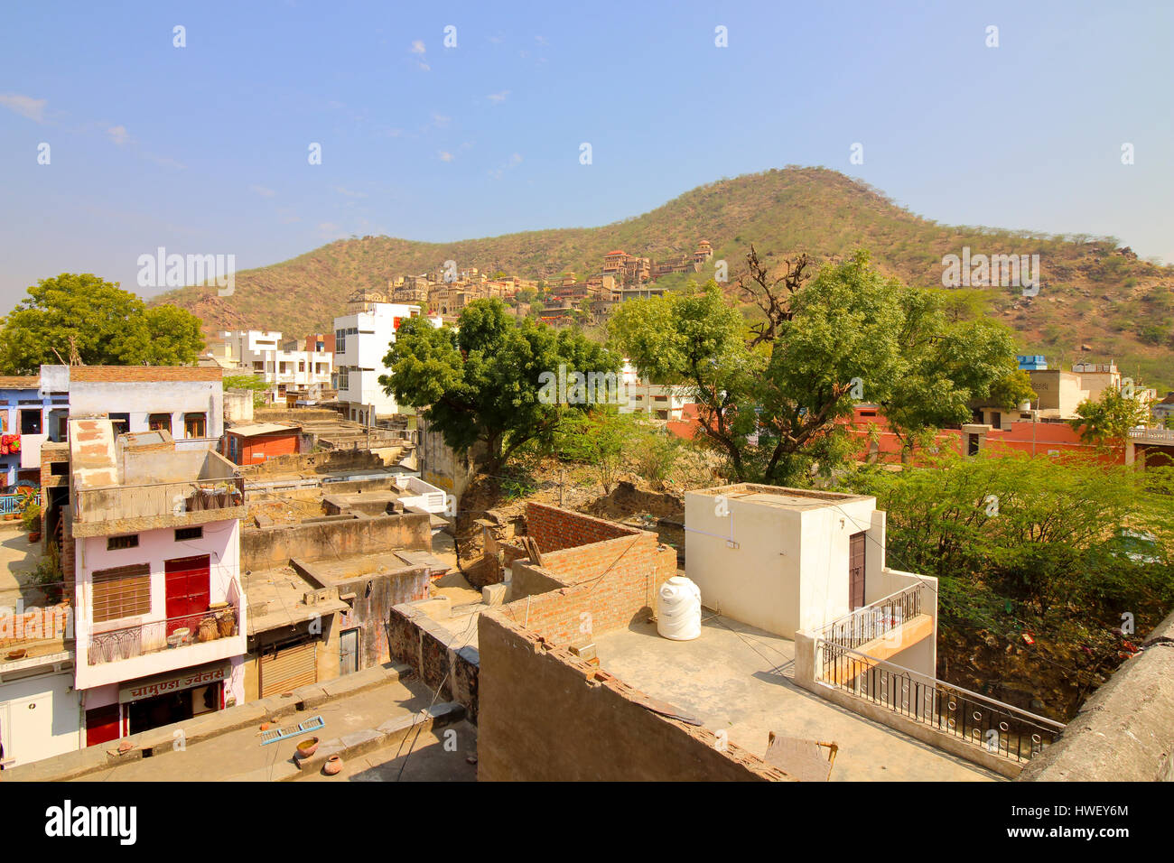 Neemranas Fort Palace in Rajasthan, Indien, betrachtet von einem Dach in Neemrana Dorf Stockfoto
