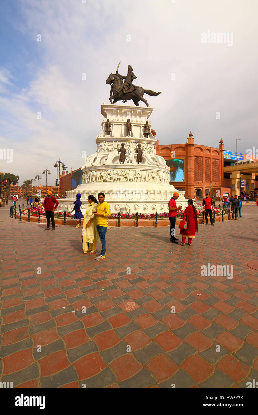 Pilger bewundern die Skulpturen und Statuen außerhalb der Goldene Tempel in Amritsar, Punjab in Nordindien. Stockfoto