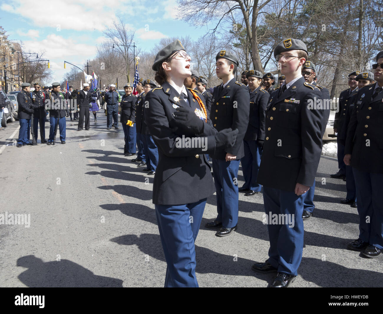 ROTC Offizier bohrt Kadetten bei der St. Patricks Day Parade im Stadtteil Park Slope von Brooklyn, New York, 2017. Stockfoto