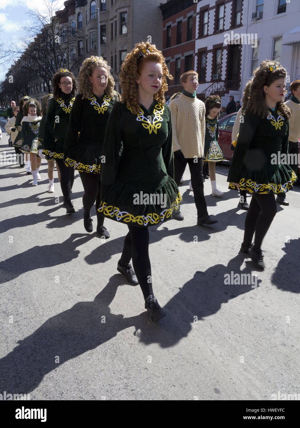 Irish Dance School Teens führen bei der St. Patricks Day Parade im Stadtteil Park Slope von Brooklyn, New York, 2017. Stockfoto