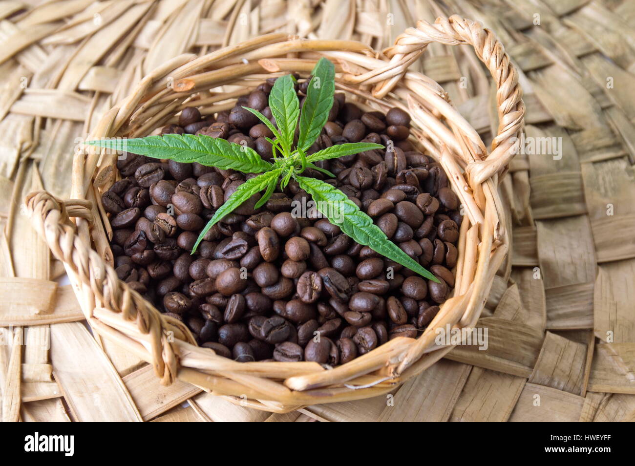 Marihuana und gerösteten Kaffeebohnen in einem Korb Stockfoto