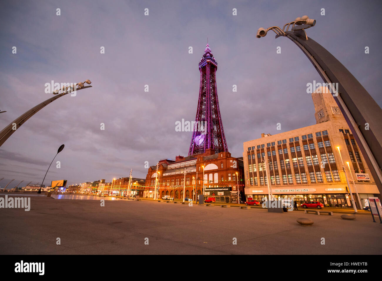 Blackpool - ein Badeort an der irischen See Englands. Blackpool Tower in lila Licht beleuchtet. Stockfoto