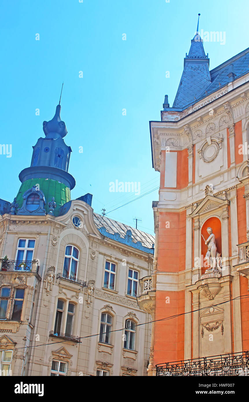 LVIV, UKRAINE - 17. Juli 2015: The George - ein Hotel in Lviv (rechts), ein eindrucksvolles Beispiel der Architektur der moderne Hotels des XIX - Anfang XX Stockfoto LVIV, UKRAINE - 17. Juli 2015: The George - ein Hotel in Lviv (rechts), ein eindrucksvolles Beispiel der Architektur der moderne Hotels des XIX - Anfang XX Stockfoto