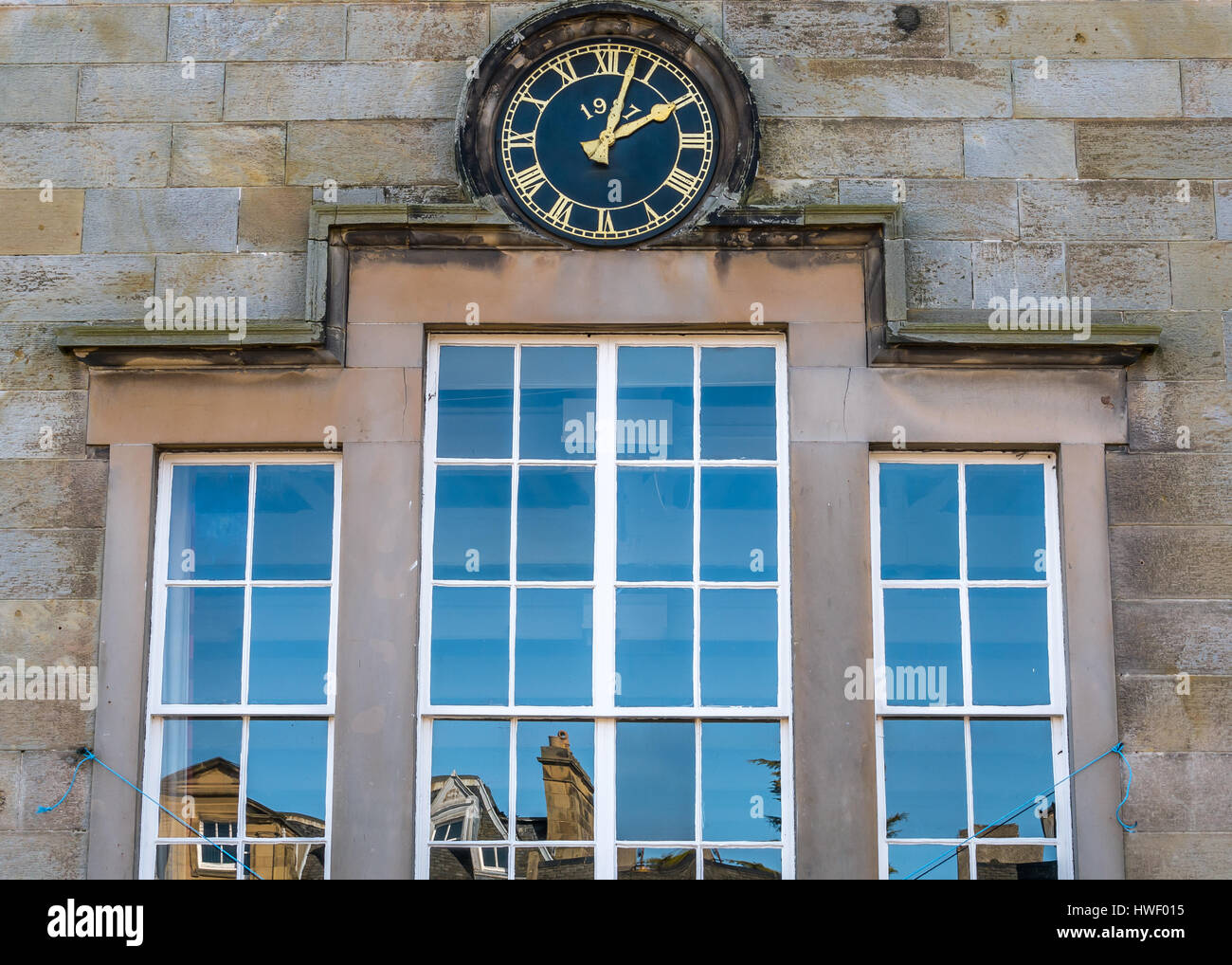 Zifferblatt und Fenster Reflexion an einem sonnigen Tag von Corn Exchange Gebäude, Court Street, Haddington, East Lothian, Schottland, Großbritannien Stockfoto