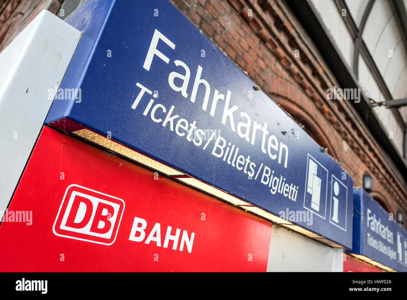 DB-Fahrkartenautomaten. Deutsche Bahn AG ist die größte Eisenbahn-Betreiber und Eigentümer der Infrastruktur in Europa. Stockfoto