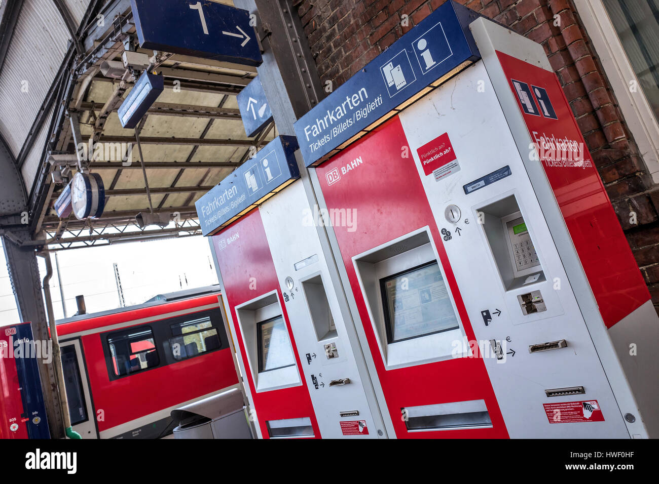 DB-Fahrkartenautomaten. Deutsche Bahn AG ist die größte Eisenbahn-Betreiber und Eigentümer der Infrastruktur in Europa. Stockfoto