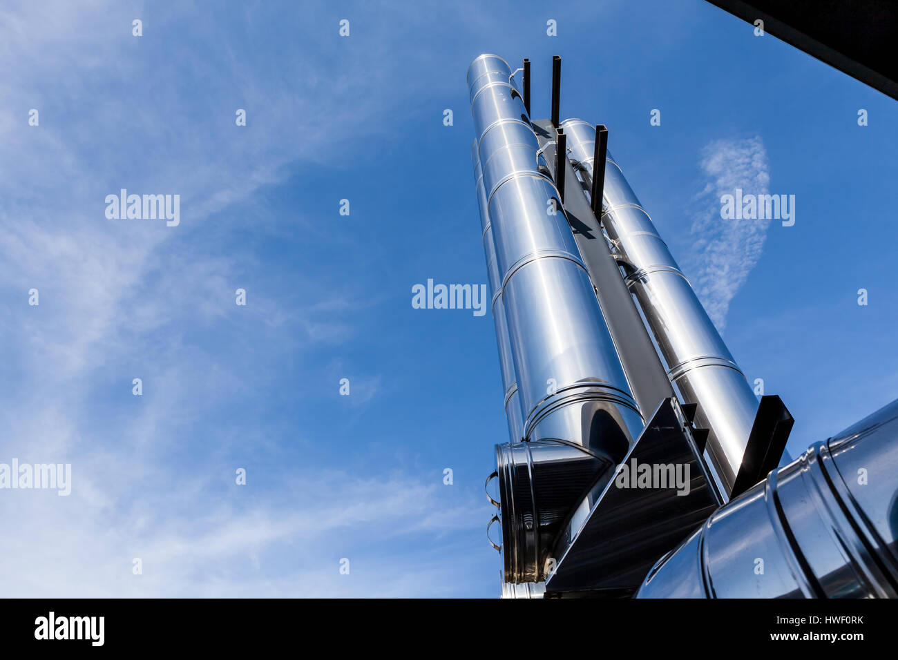 Inox Schornstein Rohr als nächstes das Flachdach in der Stadt Stockfoto