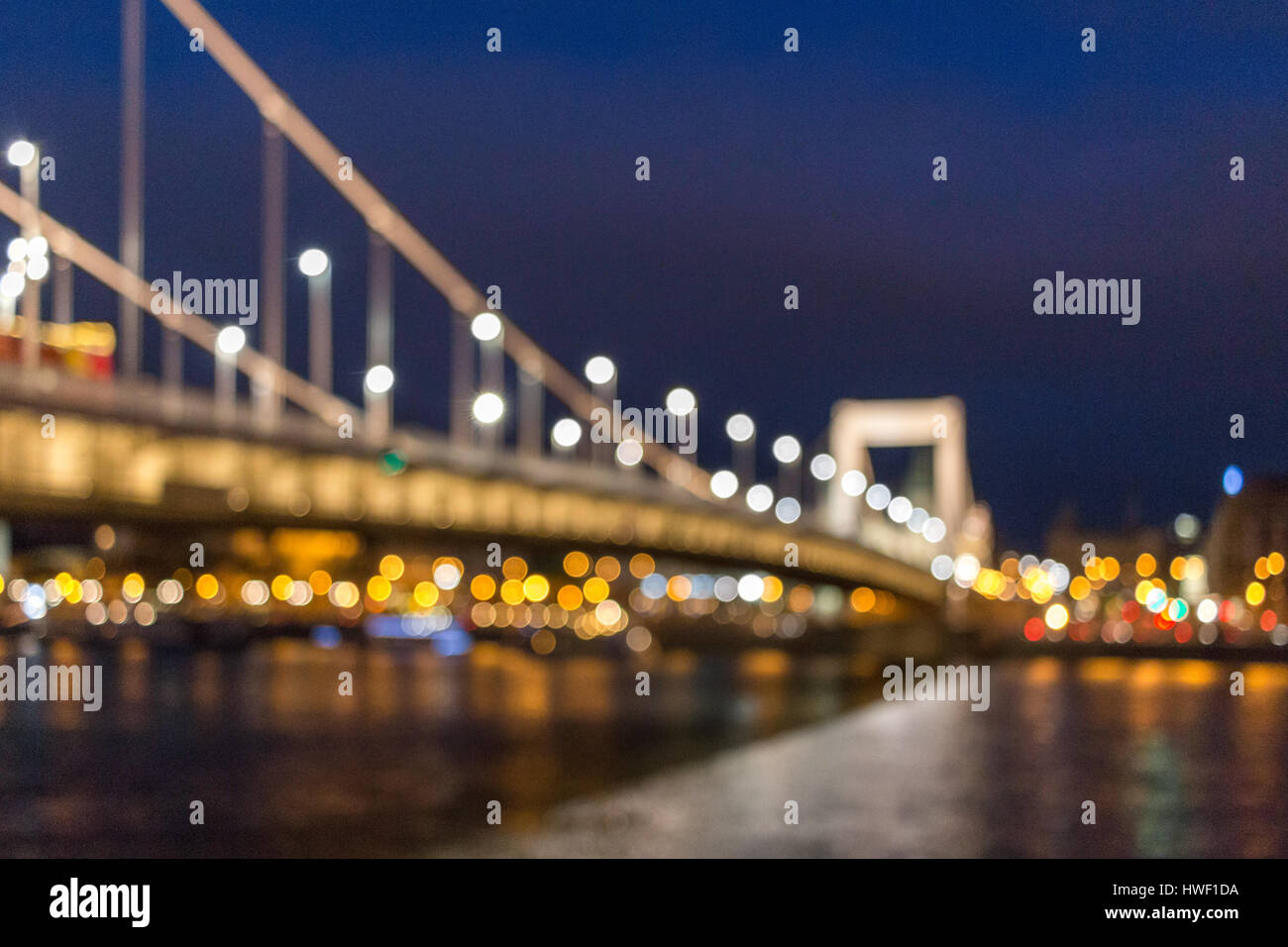 Ein zielgerichteter Schuss der Erzsebet/Elisabeth-Brücke in der Nacht in Budapest Stockfoto
