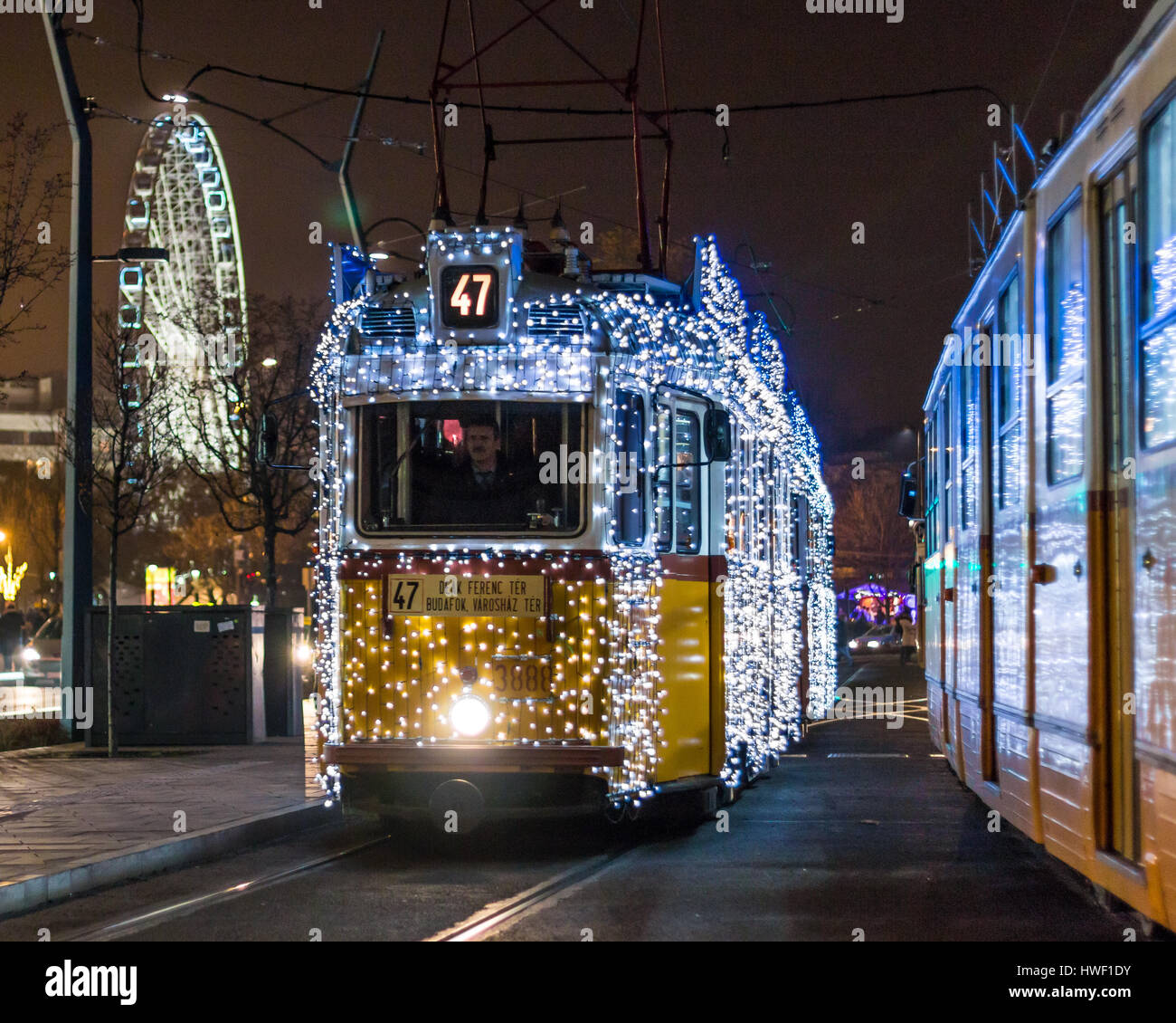 Die leichte Straßenbahn zu Weihnachten in Budapest, Ungarn