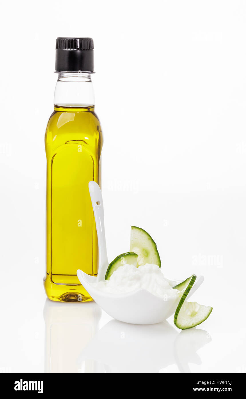 Quark, Gurke und Olivenöl, Zutaten für eine feuchtigkeitsspendende  Gesichtsmaske Stockfotografie - Alamy