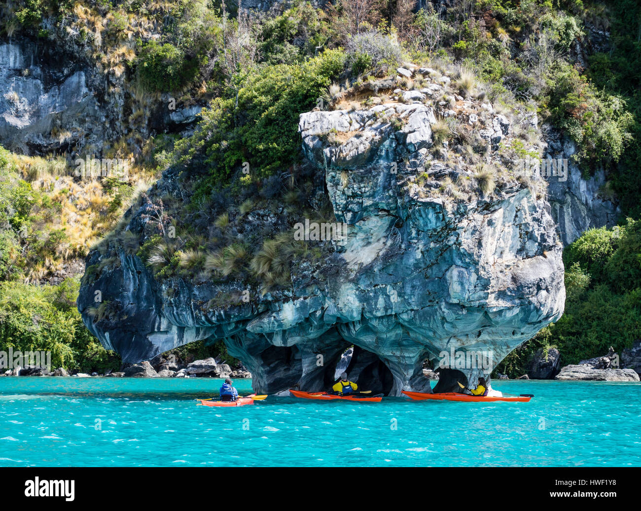 Tourist im Kajak auf dem Marmor paddeln Höhlen in der Nähe von Rio Tranquilo, einem Dorf an der Carretera Austral, Patagonien, Chile Stockfoto