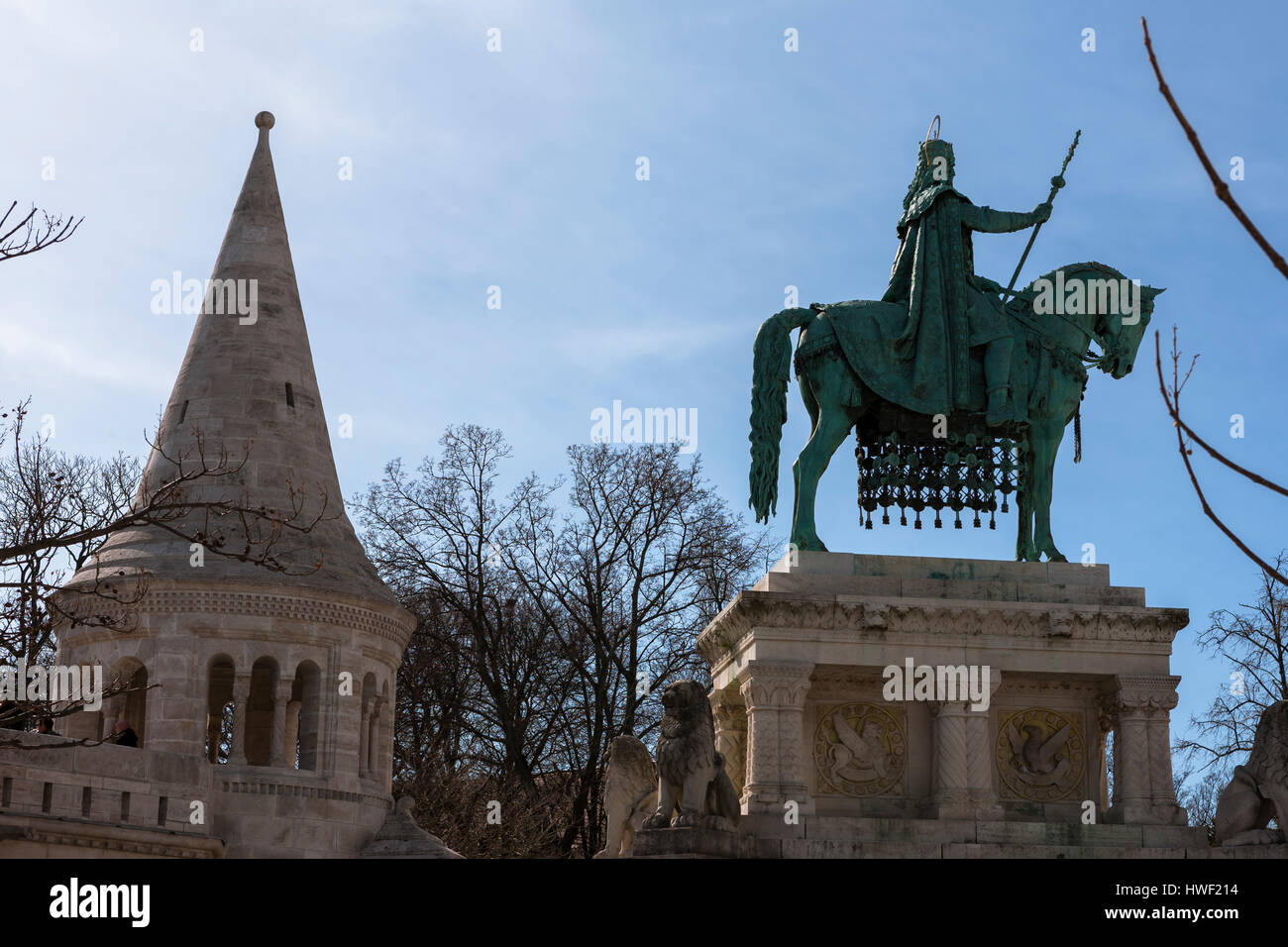 Statue von König Stephen (Szent István Szobra) und einen Turm von der Fischerbastei (Halászbástya), Szentháromság Tér, Budapest, Ungarn Stockfoto