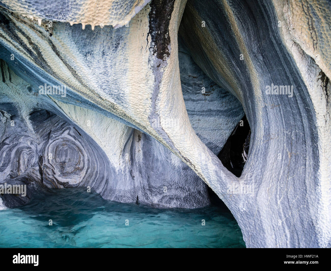 In den marmornen Höhlen in der Nähe von Puerto Tranquilo Rio erkunden kleine Ausflugsboote einzelne Bereiche der Höhle, Region Aysén, Patagonien, Chile Stockfoto