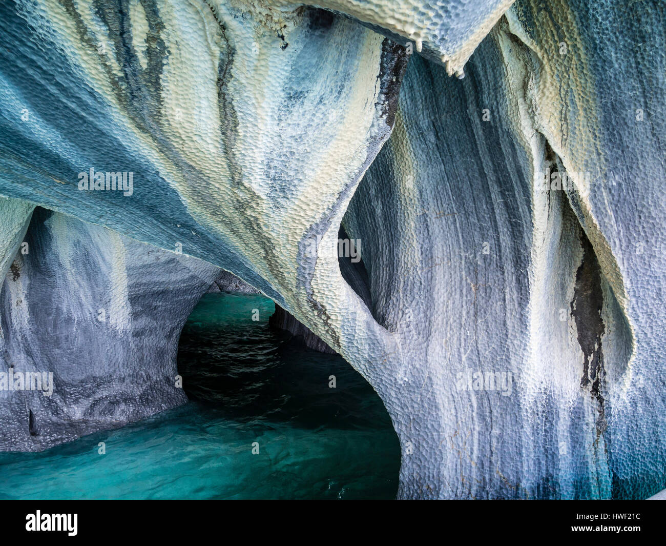 In den marmornen Höhlen in der Nähe von Puerto Tranquilo Rio erkunden kleine Ausflugsboote einzelne Bereiche der Höhle, Region Aysén, Patagonien, Chile Stockfoto