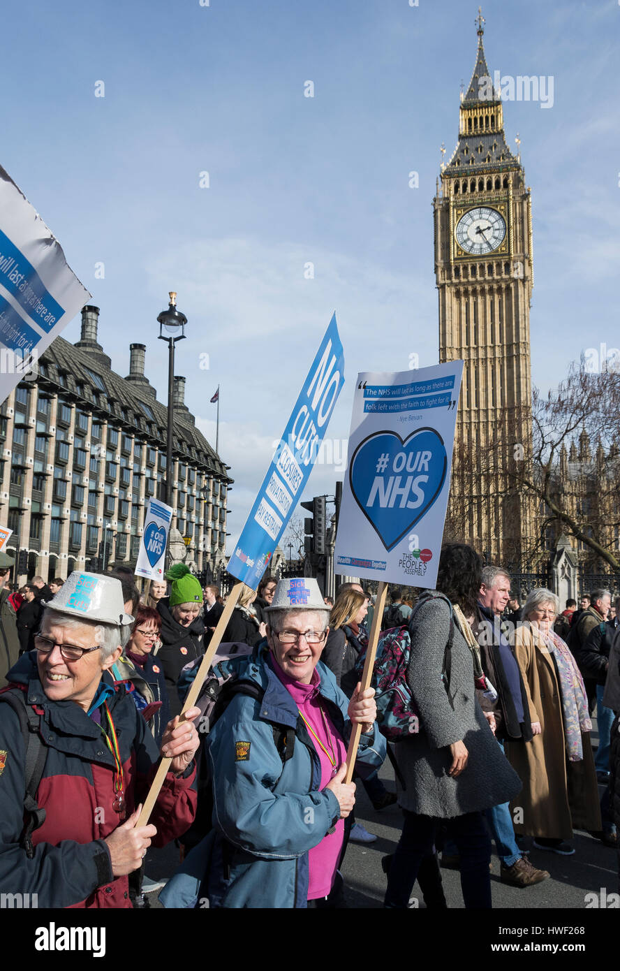 Tausende März aus Protest gegen Pläne für "beispiellose" Schnitte für den staatlichen Gesundheitsdienst NHS und betreibt in London, England, UK. 4. März 2017 Stockfoto