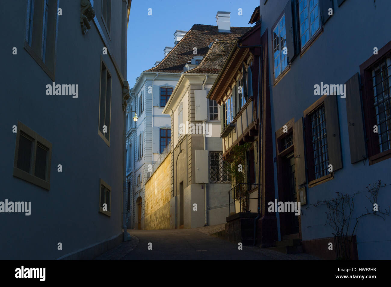 Blick auf eine Gasse mit historischen Gebäuden in der Altstadt von Basel Stockfoto