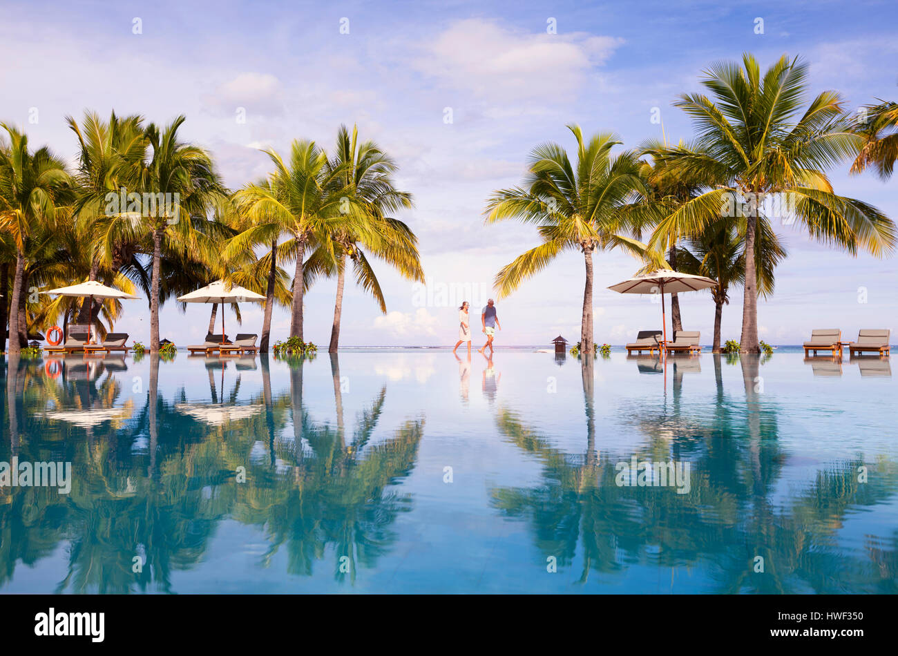 Hochzeitsreisende Neer Schwimmbad gehen. Luxuriöse 5-Sterne Ferienanlage auf tropisches Paradiesinsel Stockfoto