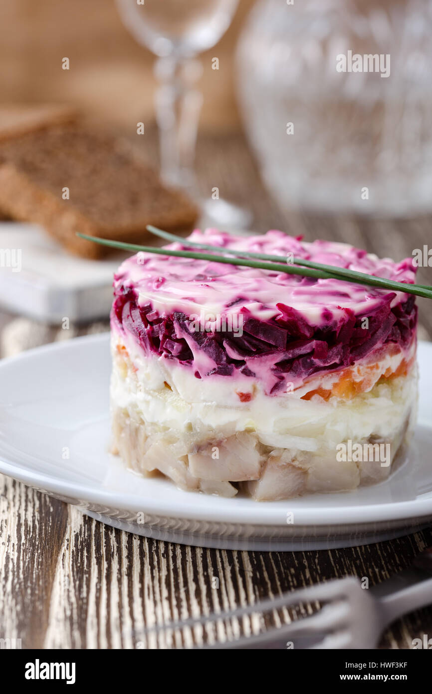 Hausgemachte gekleidet eingelegter Hering, geschichteten traditionelle russische Salat Hering unter einem Pelzmantel Stockfoto